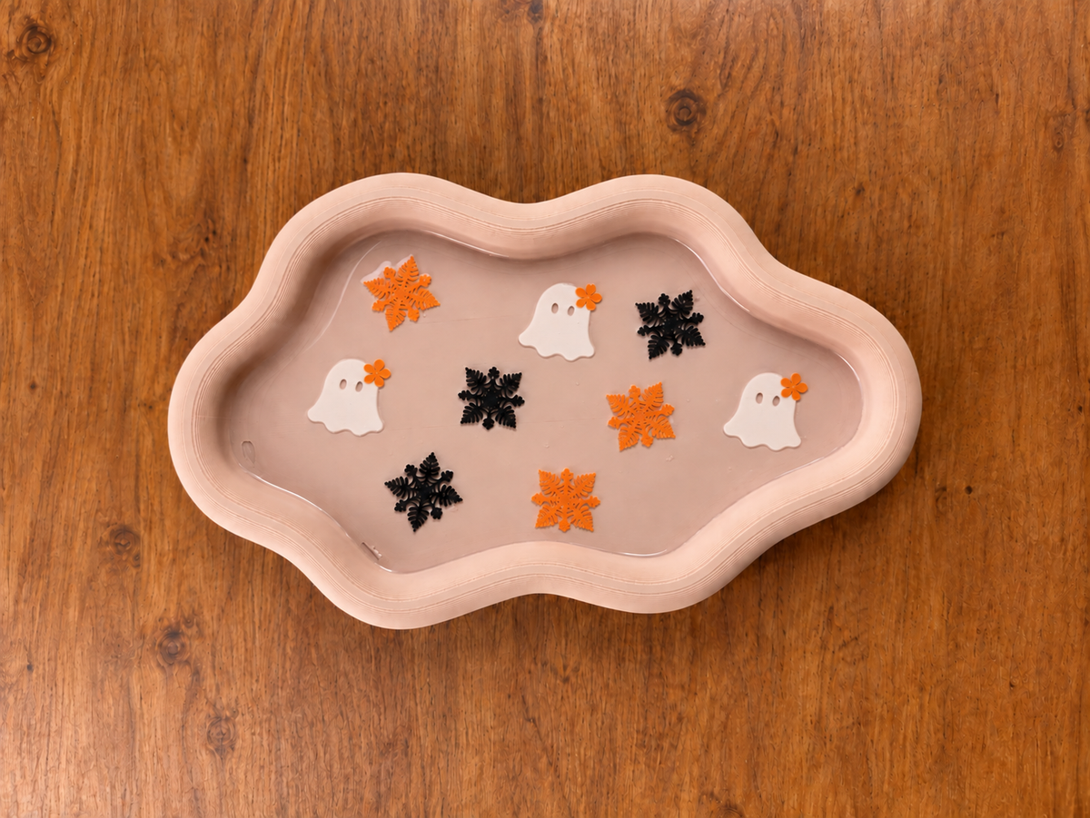 Scattered Web Quilt & Ghost with Pua Tray