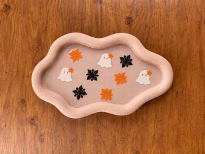 Scattered Web Quilt & Ghost with Pua Tray